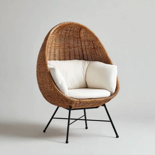 Fotel rattanowy, Krzesło ogrodowe w naturalnej rattan brązowy z białymi poduszkami i czarne metalowe nóżki, 85 x 78 x 100 cm